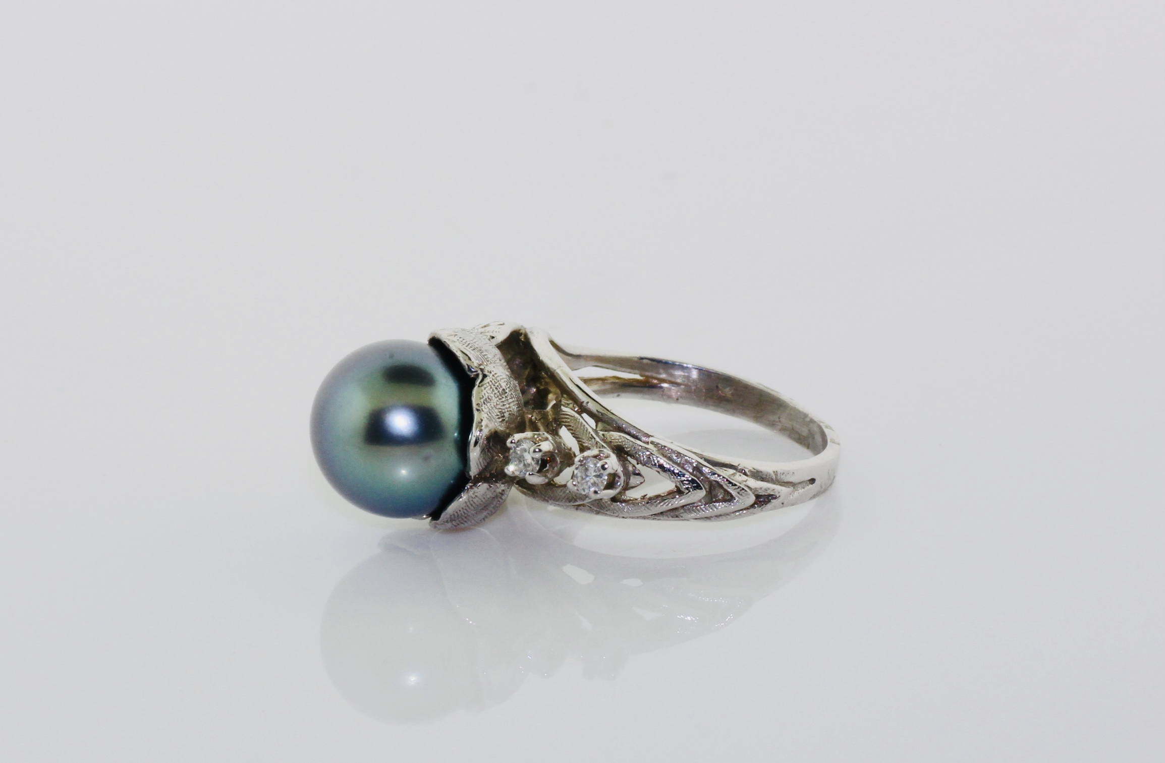 14K White Gold Dark Grey Tahitian Ring with Near Round Pearl (10mm) with Diamonds