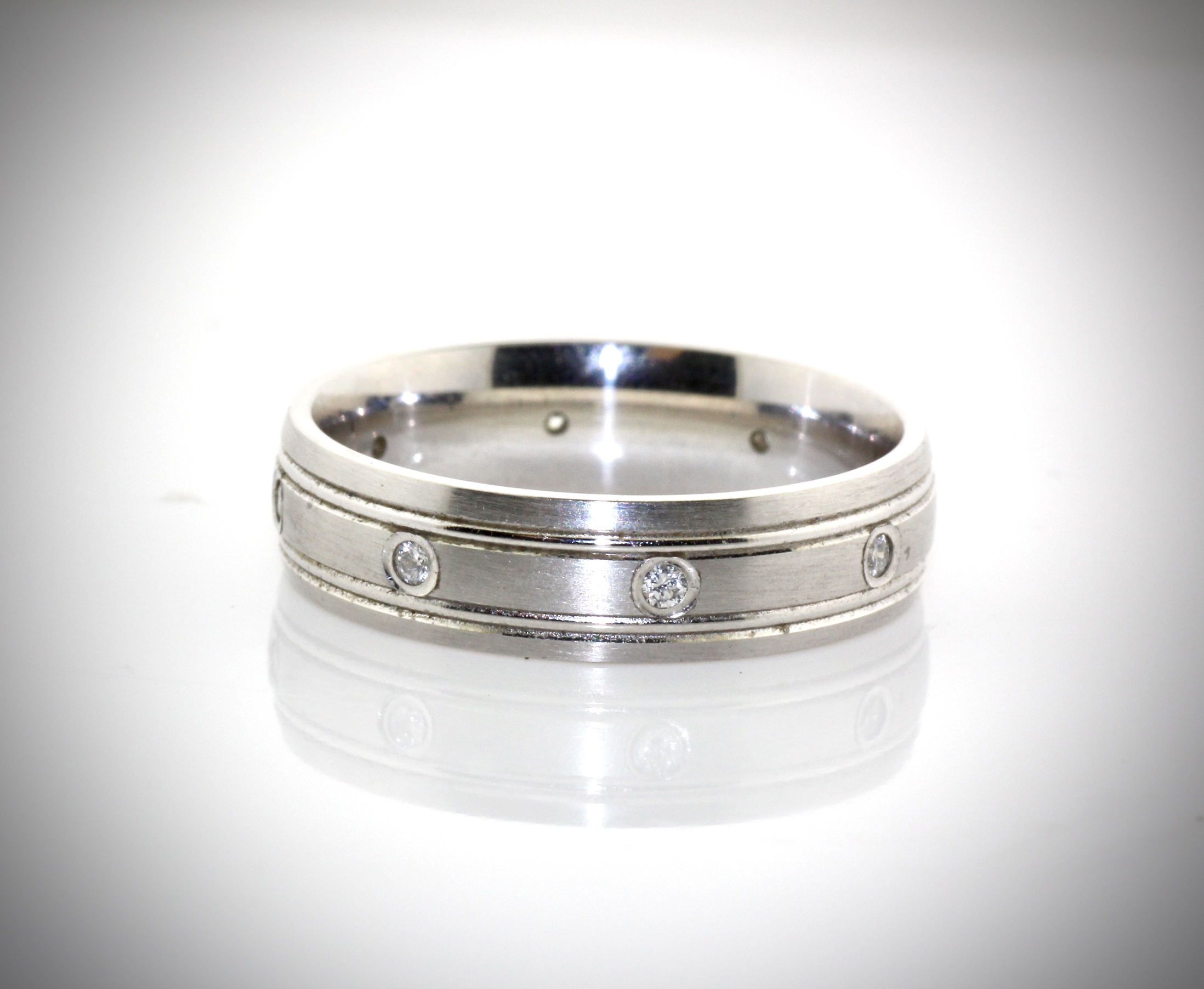 14K White Gold 6mm 8 diamonds (0.16cts) (indicate desired size)