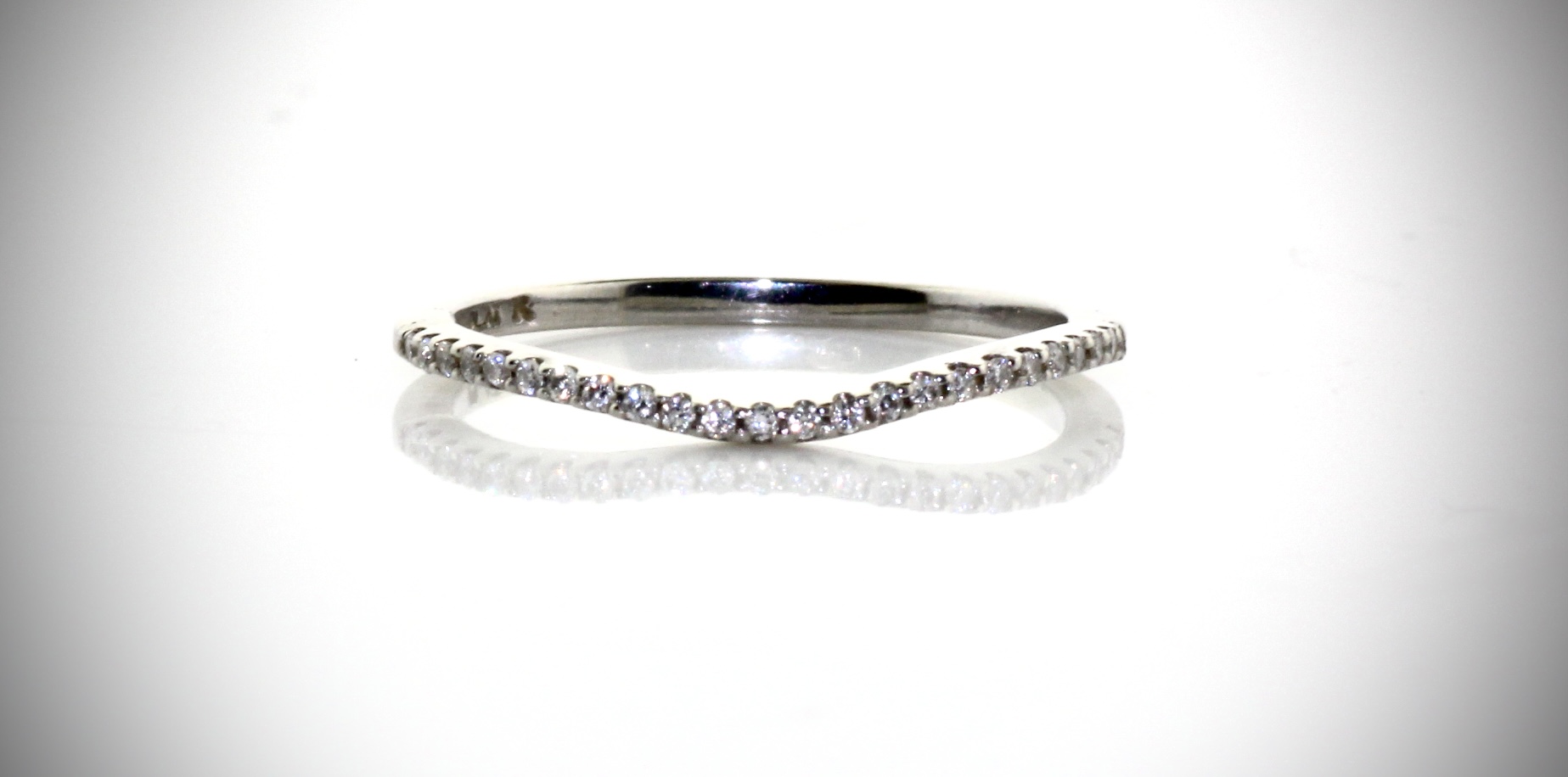 Platinum Diamond Wedding Band with Indent (0.12ctw, SI1, G-H)