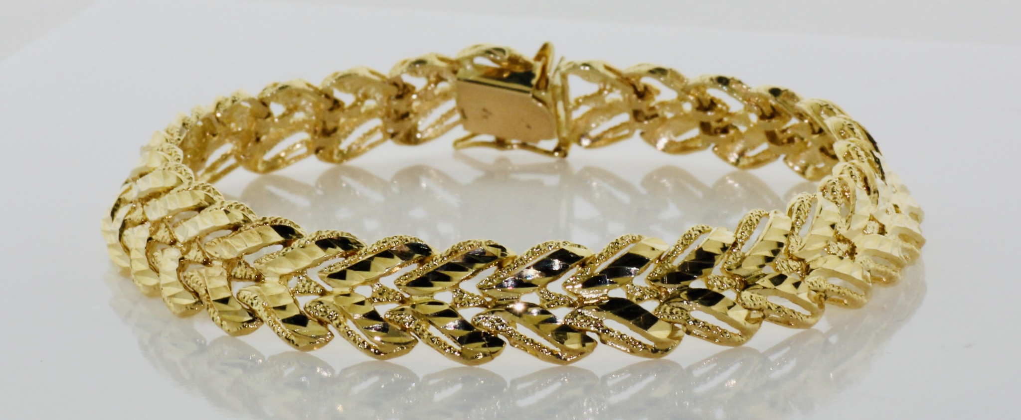 14K Yellow Gold Diamond Cut Leaf Link Bracelet (11mm)