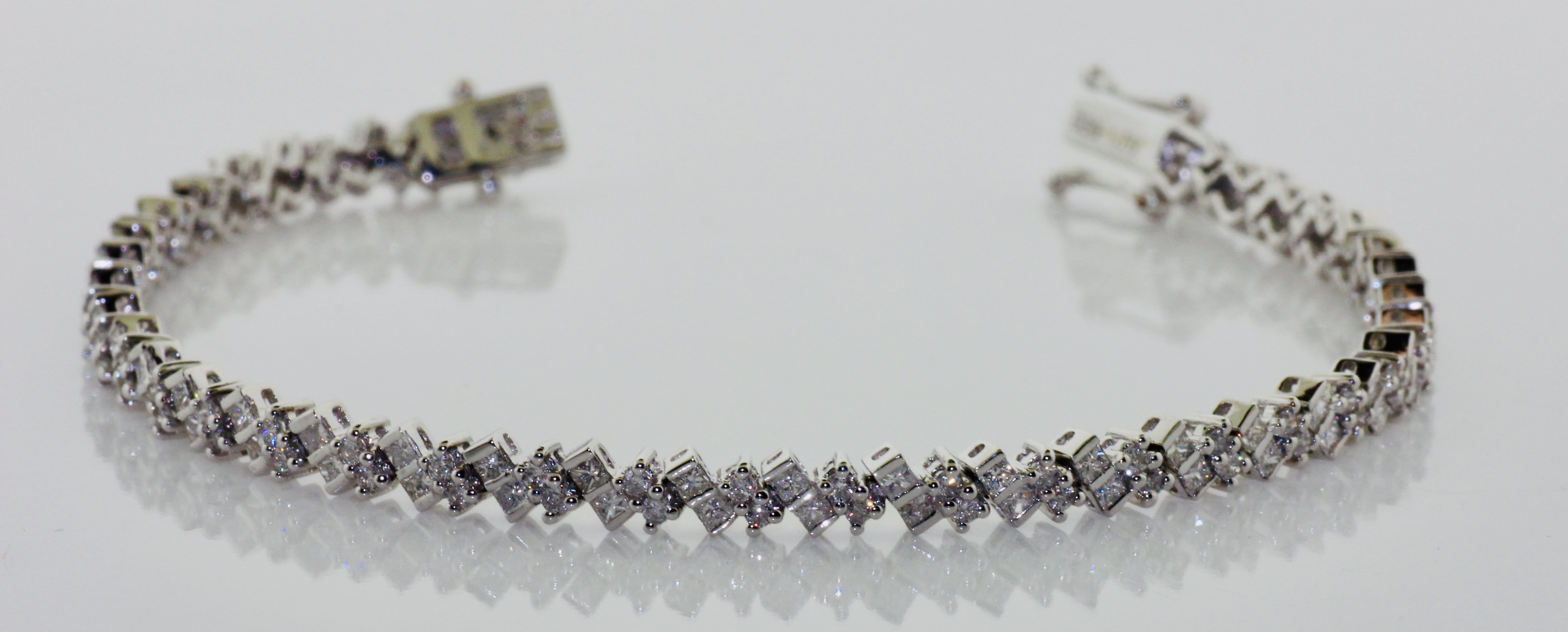 18K White Gold Diamond Heart Tennis Bracelet 2.68ctw (74 round diamonds, 0.93ct/74 princess cut, 1.75ct)