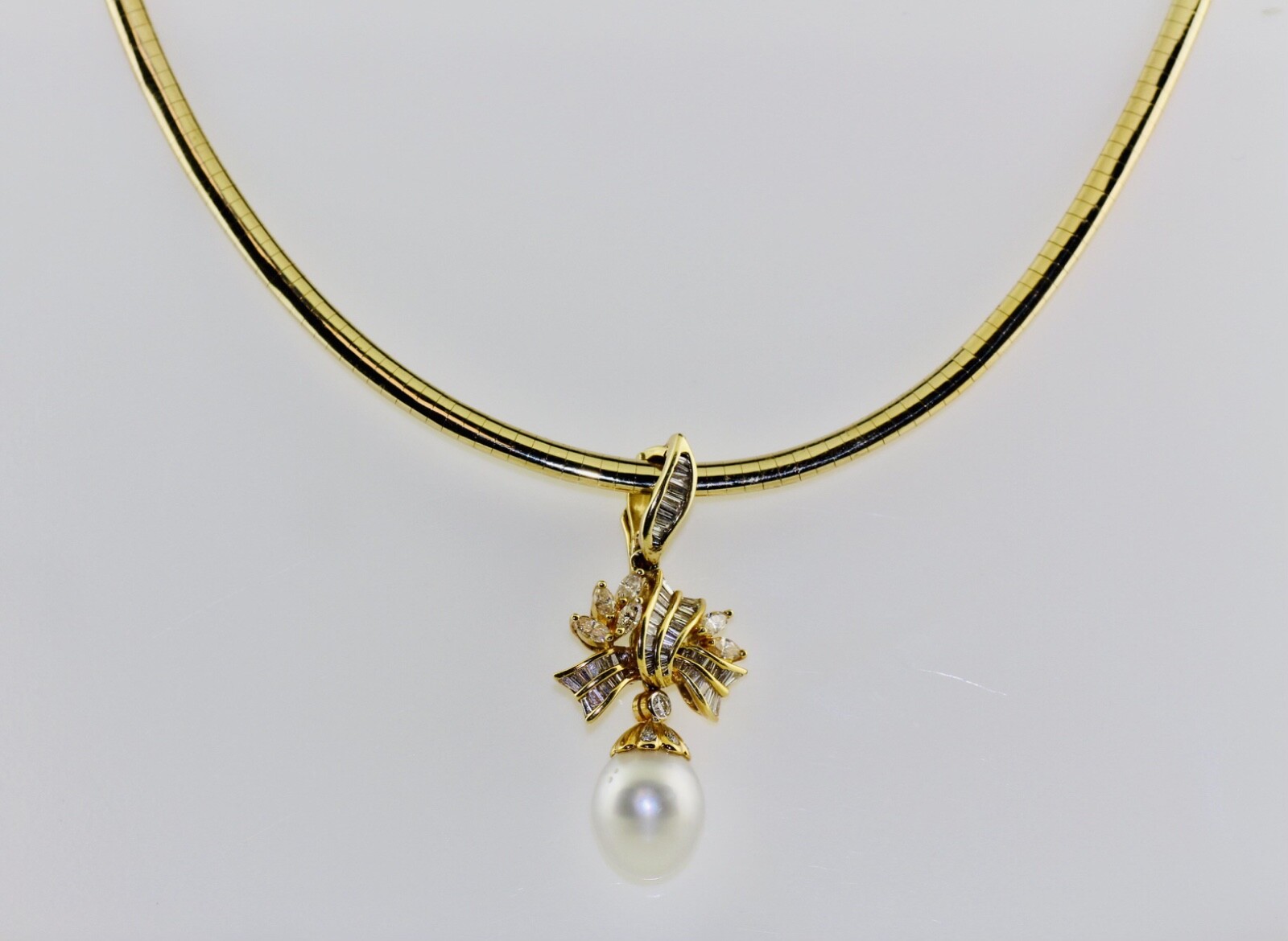 18K yellow gold drop pearl pendant with baguettes and pear-shaped diamonds