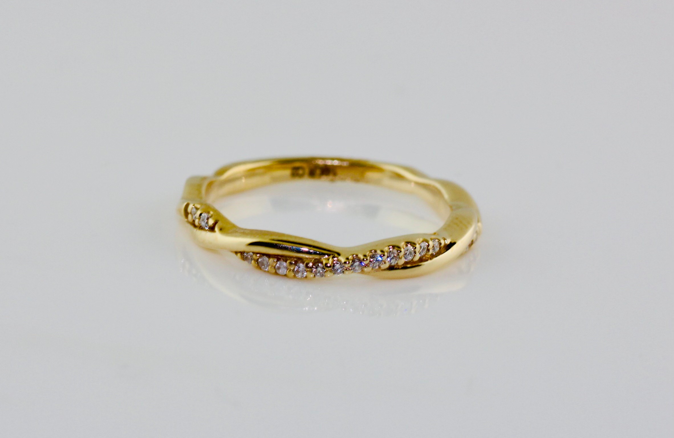 14K Yellow Gold Twisted Diamond (0.08ctw  SI1 G-H) Wedding Band
