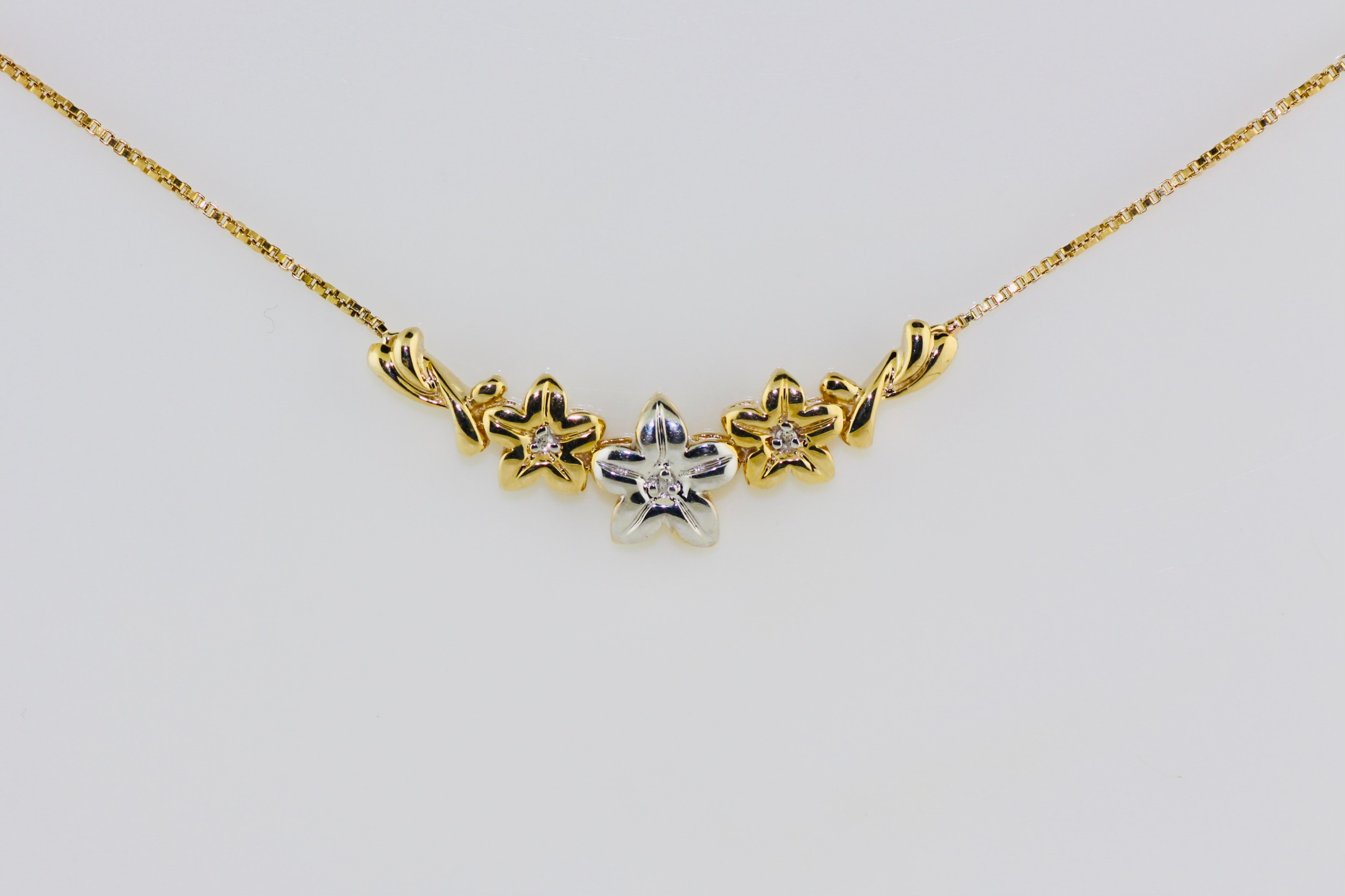 14K Two Toned Diamond (0.03ctw) Flower Necklace 16"